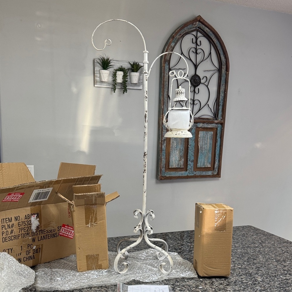 Distressed Lantern Stand with lanterns NEW